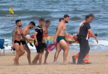 La Guardia Civil rescata a un bañista en la playa de La Mata