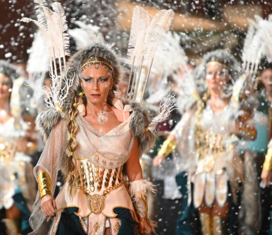 Villena inicia las Fiestas de Moros y Cristianos más multitudinarias con 12.000 festeros en sus desfiles