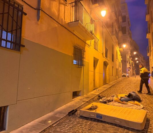 Un joven evita daños mayores al sofocar un incendio en una vivienda del casco urbano de Alcoy