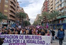 Alicante celebra el Día de la Dona con una multitudinaria manifestación