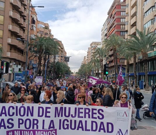 Alicante celebra el Día de la Dona con una multitudinaria manifestación
