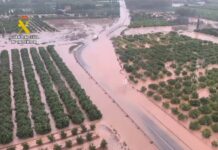 Agentes de la Guardia Civil rescatan a vecinos atrapados por las inundaciones de la dana Adam en la Marina Alta