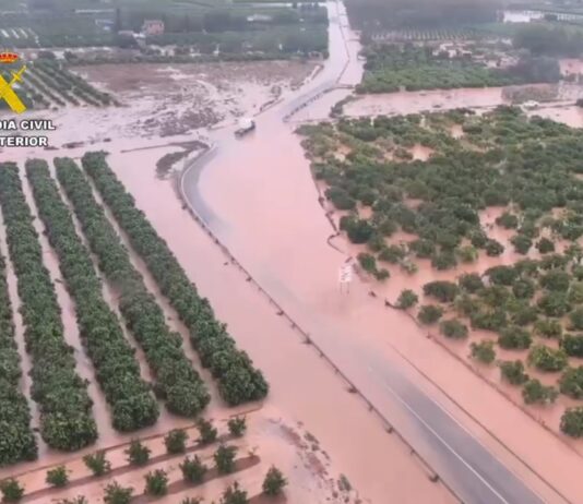 Agentes de la Guardia Civil rescatan a vecinos atrapados por las inundaciones de la dana Adam en la Marina Alta